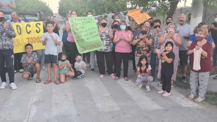 Los vecinos del Barrio Fanzolato se manifestaron para pedir la red cloacal