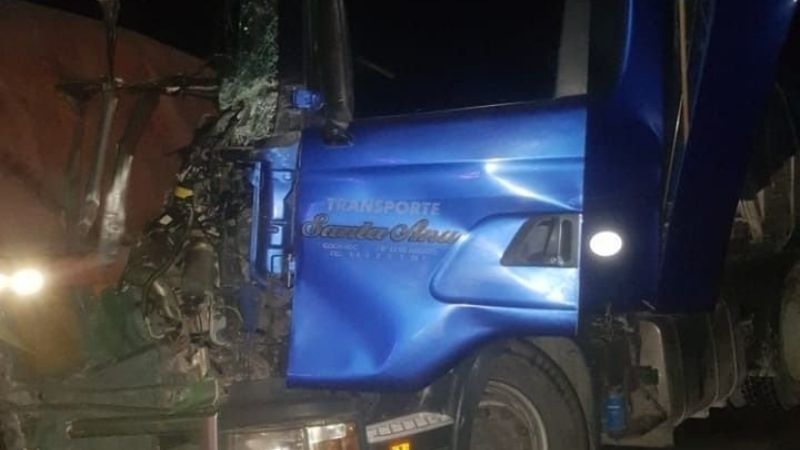 Violento choque: un camionero "se tragó" a otro en Ruta 141