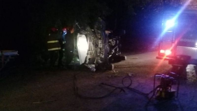 Tremendo: una camioneta volcó tras chocar contra un árbol