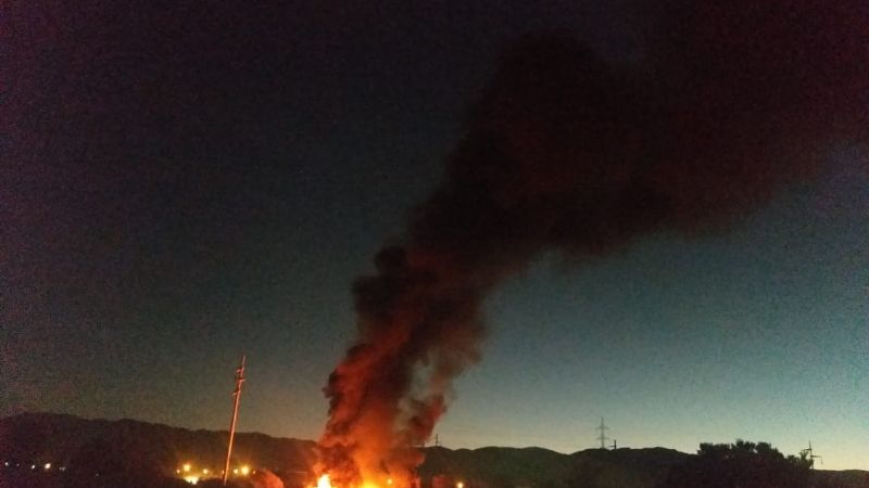 Se desató un voraz incendio en un predio abandonado de Rivadavia