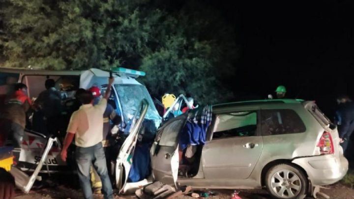 Brutal choque entre un auto y una ambulancia dejó 6 fallecidos