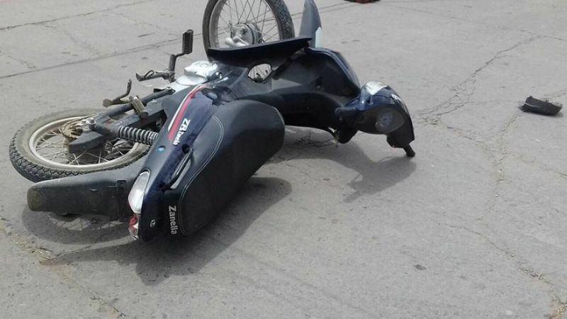 Dura caída en Santa Lucía: un motorista quedó con graves heridas en el cráneo