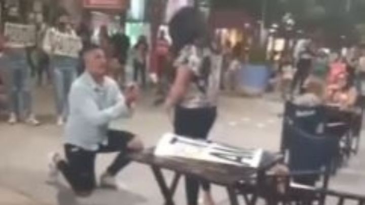 Increíble propuesta: un sanjuanino le pidió casamiento a su novia en la Peatonal