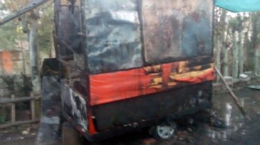 Brutal incendio: ardió un carro de comidas en Caucete