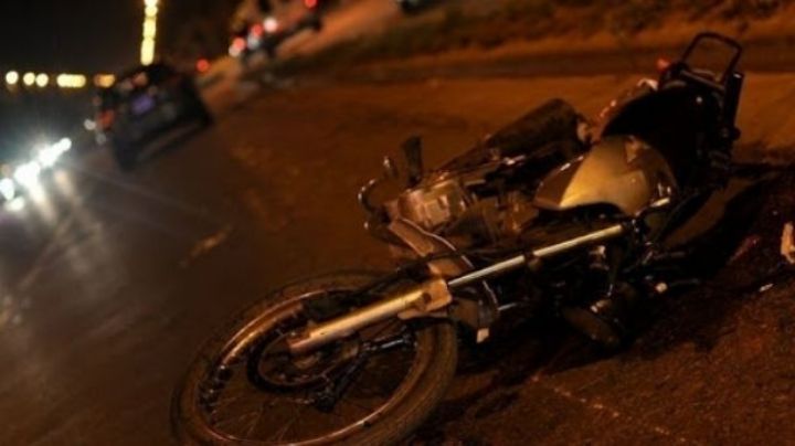Joven motociclista impactó sobre un auto y terminó con graves lesiones