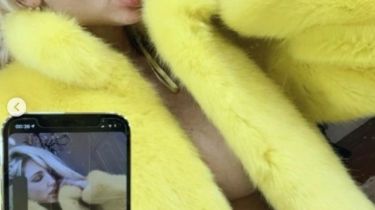 Vicky Xipolitakis posó casi desnuda para promocionar un celular