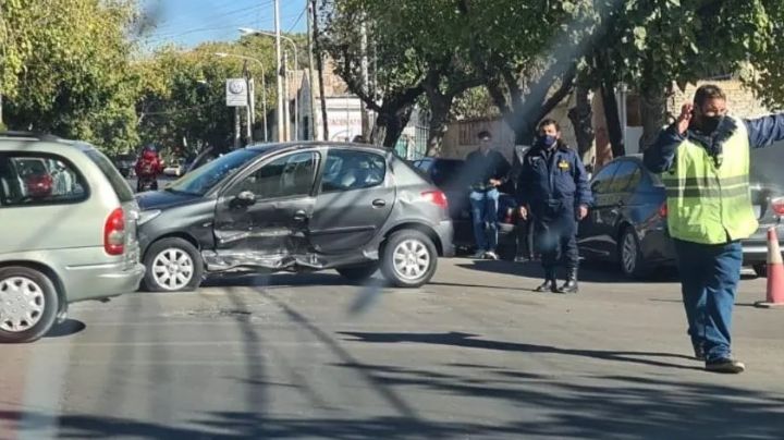 Fuerte accidente entre dos autos en un transitado cruce de Capital