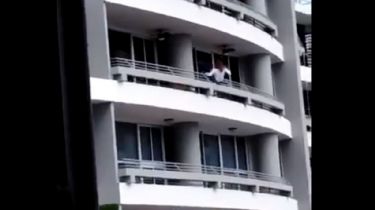 Quiso sacarse una selfie en el balcón y terminó cayendo desde un noveno piso