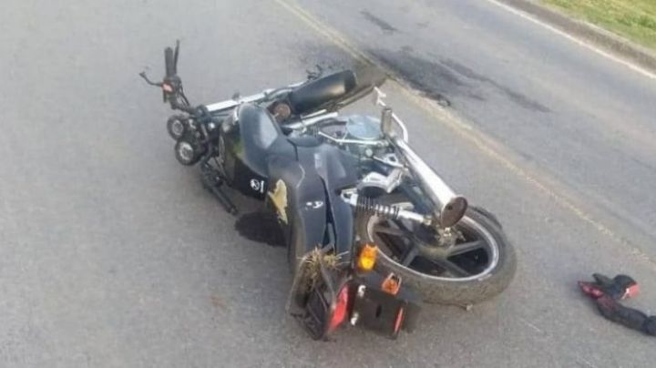 Un motociclista chocó con dos autos estacionados ¿estaba borracho?