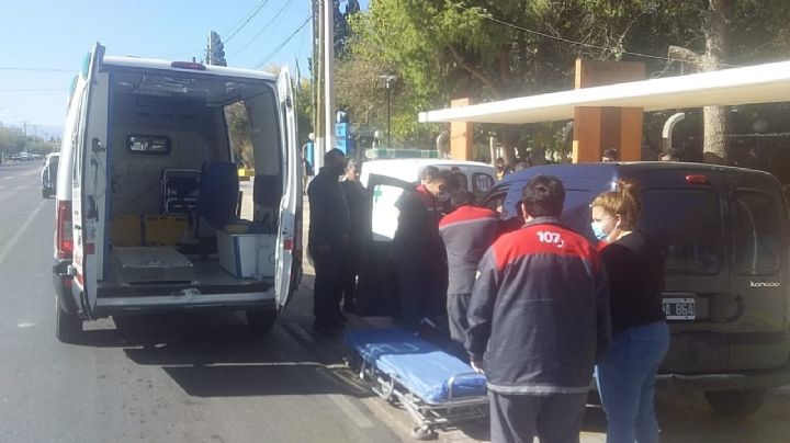 Otro choque en cadena: embistieron a una ambulancia en un semáforo de Rivadavia