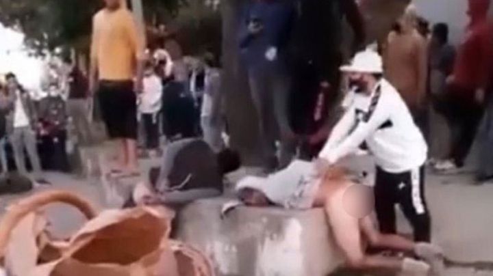 Video: vecinos desnudaron y lincharon a motochorros que asaltaron a embarazada