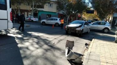 En pleno centro: un automovilista se estrelló contra un colectivo
