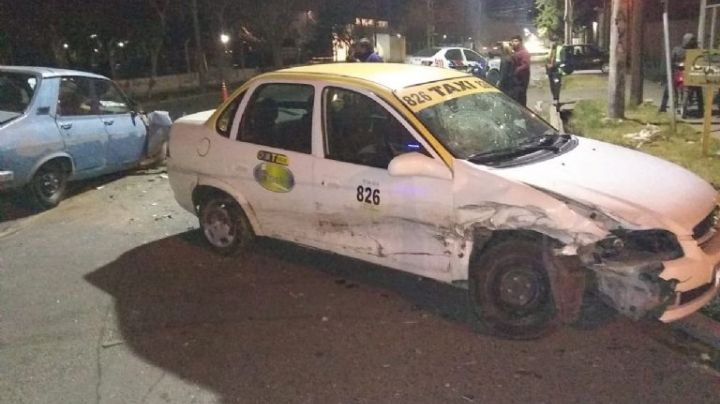 Violento choque frontal entre un taxi y un auto dejó a un hombre hospitalizado