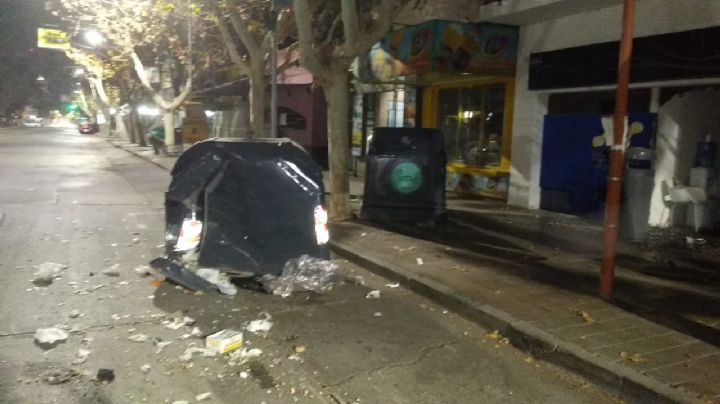 Locura en Capital: camioneta chocó dos basureros y destrozó un centro médico