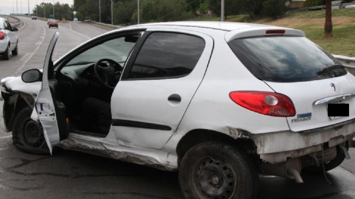 Casi trágico: un auto se fue contra el guardarrail de la Circunvalación