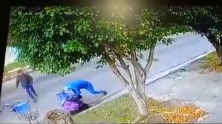 Brutal video: así tiraron de su bici a una docente para robarle