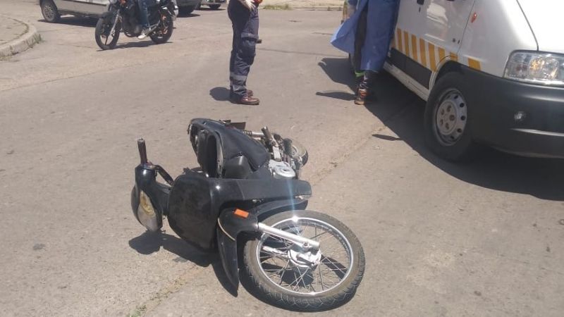 Doloroso: motociclista sufrió una grave fractura tras un violento choque