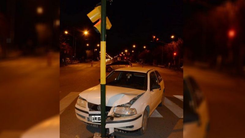 Una mujer perdió el control de su auto y se estrelló contra un semáforo