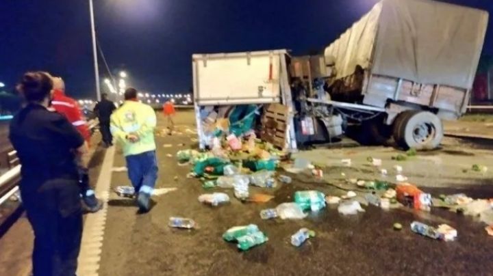 Locura: saquearon los alimentos de un camión que volcó en plena ruta