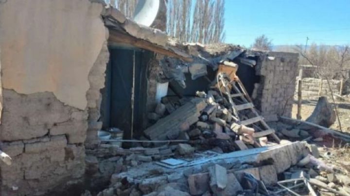 Derrumbe en Santa Lucía: a una familia se le cayó el techo de su casa encima