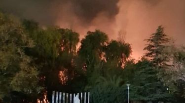 Cerca de una casa de retiro: peligroso incendio en Rivadavia