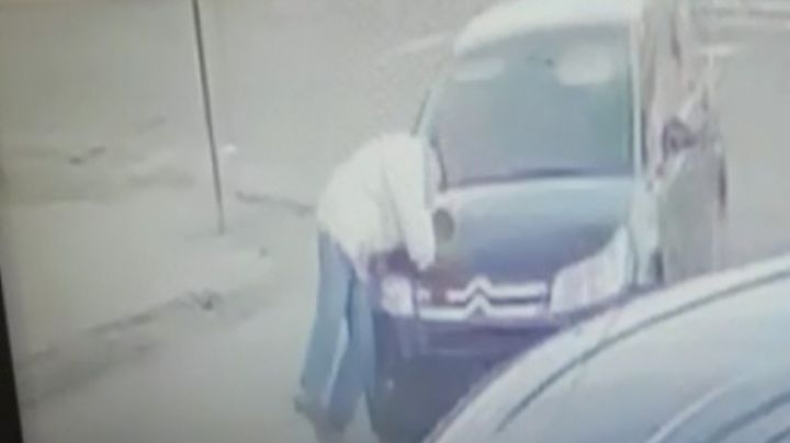 Video terrible: abuelo fue atropellado y arrastrado por un auto