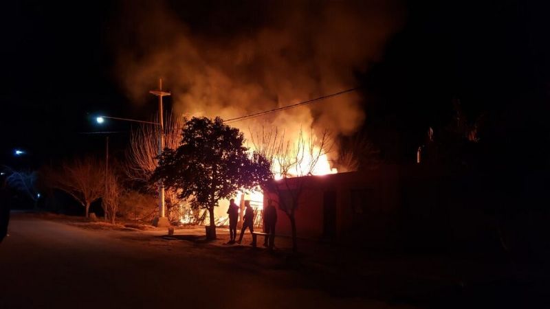 Misterio: se incendió un salón en Chimbas y nadie sabe qué lo provocó