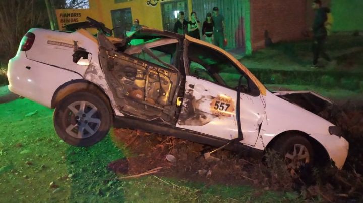 Terrible choque en Rivadavia dejó a un taxi destrozado e incrustado en el canal