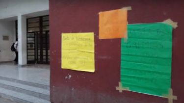 'Basta de burocracia y mentiras': los carteles que piden presencialidad total en preuniversitarios