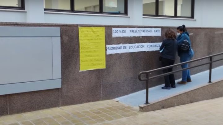 'Basta de burocracia y mentiras': los carteles que piden presencialidad total en preuniversitarios