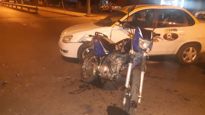 Violento choque entre un remis y una moto terminó con un internado