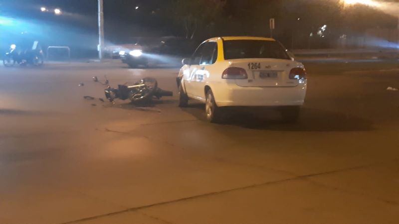 Violento choque entre un remis y una moto terminó con un internado