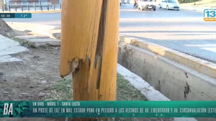 Peligro inminente: un poste 'flotante' atemoriza a vecinos de Santa Lucía