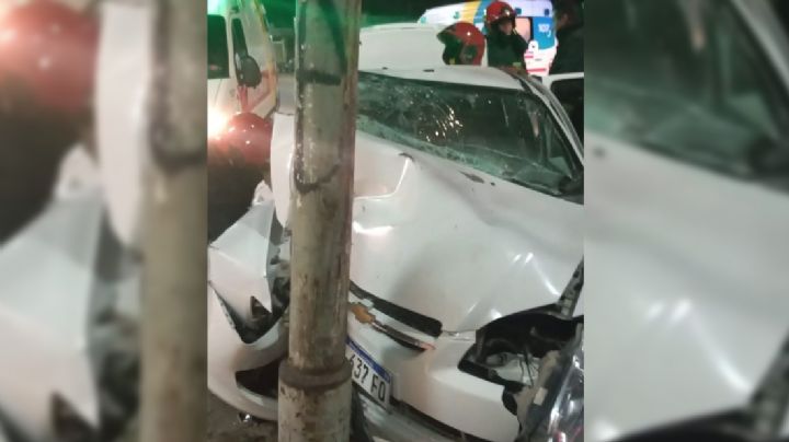 Brutal choque en el Lateral de Ruta 40: un auto se estrelló contra un pilar