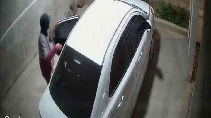 Estacionó el auto en la puerta de su casa y lo dejaron 'a pata'