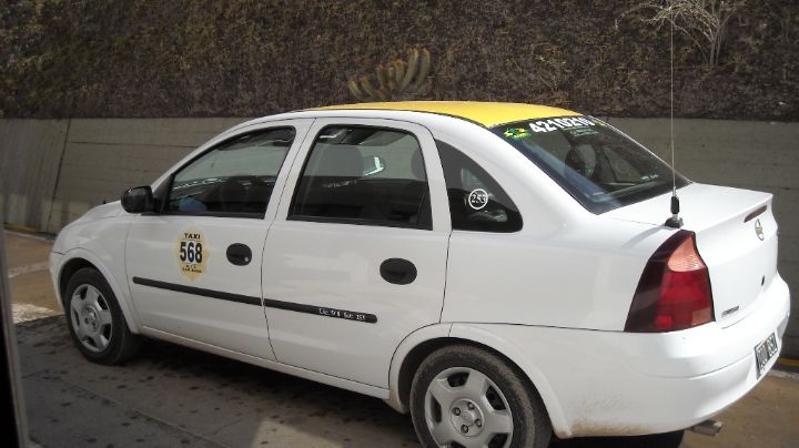 Un taxista fue engañado con un largo viaje, terminó siendo víctima de una paliza