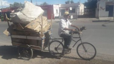 Bronca: le robaron la bicicleta y el carro a un cartonero en Capital