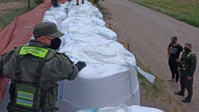 Venían a San Juan: incautaron 27 toneladas de un producto para hacer cocaína