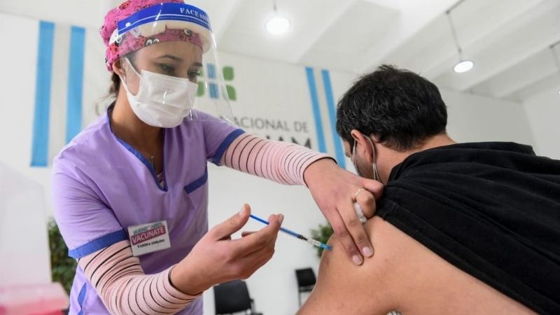 Las vacunas redujeron hasta 12 veces las muertes por Covid en Argentina