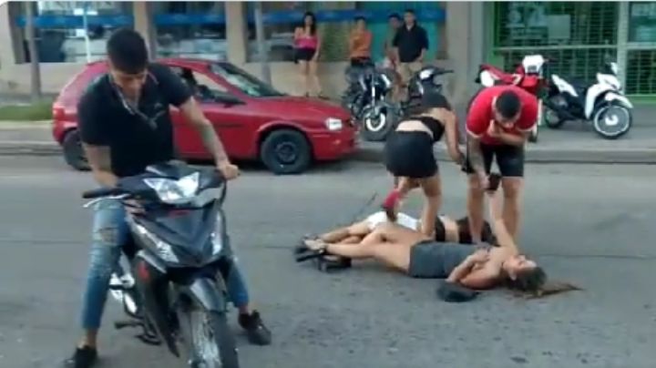 Insólito video: volcó en la moto con dos chicas, se paró y las abandonó