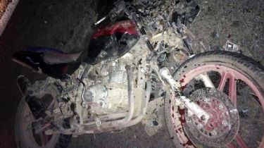 Motorista terminó quebrado tras una fuerte embestida en Rivadavia