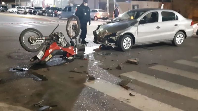 Un motociclista terminó con múltiples fracturas tras chocar contra un auto