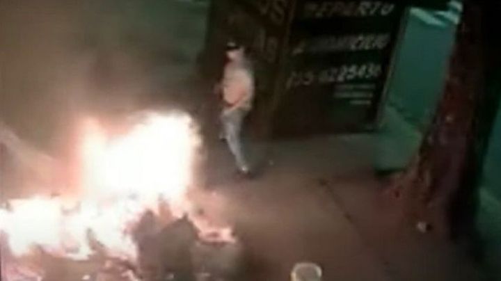 Video: una mujer prendió fuego a un indigente que dormía en la vereda