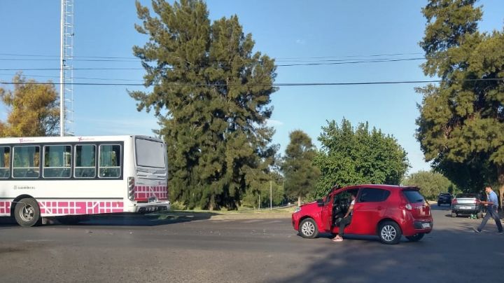 Fuerte colisión entre un colectivo de la Red Tulum y un auto