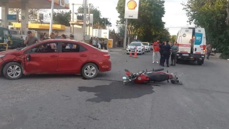 Un choque entre un auto y una moto dejó a una mujer hospitalizada