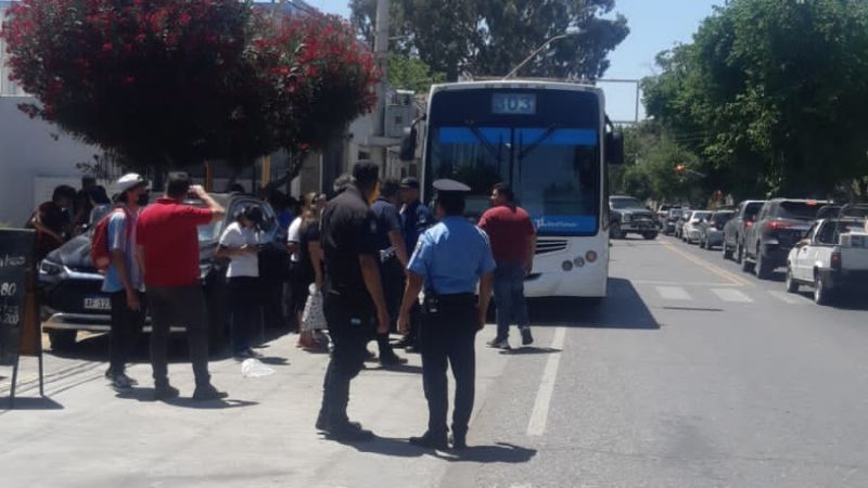 Chocaron un colectivo y un auto en Santa Lucía: varios pasajeros, al Hospital