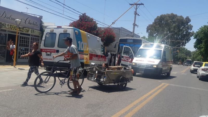 Chocaron un colectivo y un auto en Santa Lucía: varios pasajeros, al Hospital
