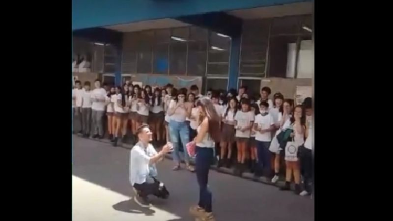 Video: la propuesta de casamiento en una escuela que es furor