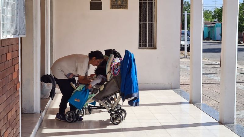 Una mamá con 2 bebés 'abandonada' en la puerta de una Iglesia en Rawson