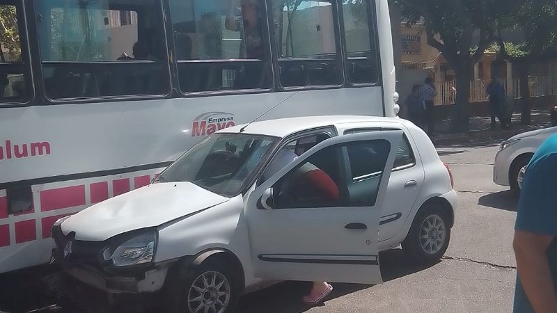 Violento choque entre un auto y colectivo en una esquina céntrica